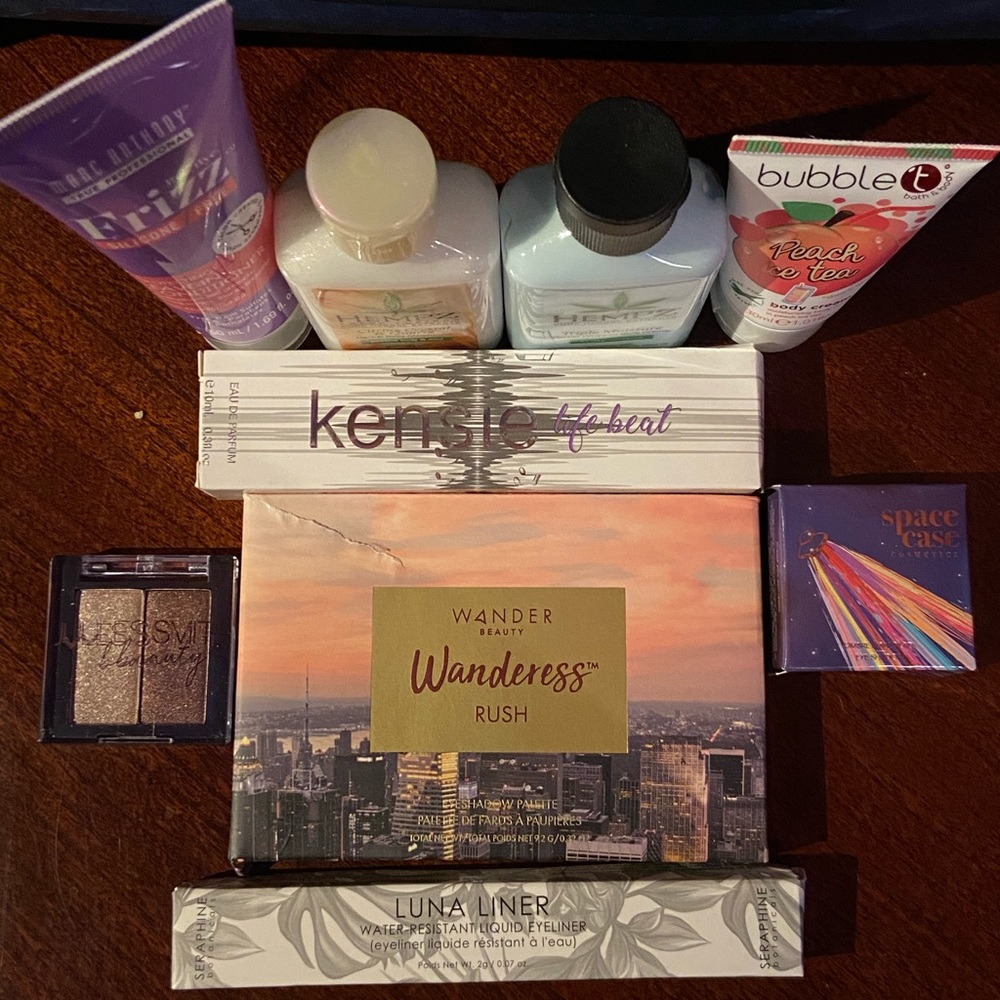 Eye shadow,eyeliner,lotion,leave n conditioner